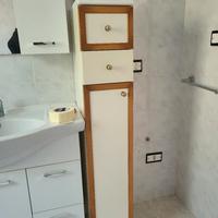 colonnina bagno e specchio con mensole