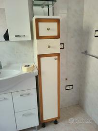 colonnina bagno e specchio con mensole