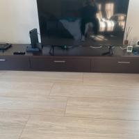 Mobile tv in legno scuro.