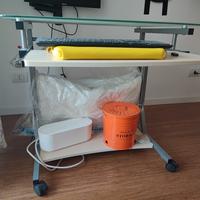 scrivania con ruote e ripiano estraibile 