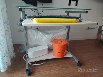 scrivania con ruote e ripiano estraibile 