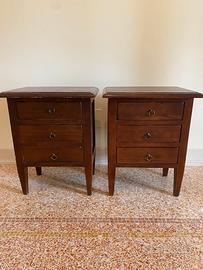 Coppia di comodini in legno scuro - stile classico