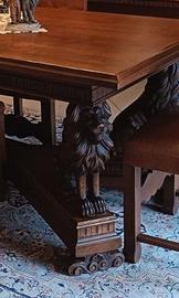 tavolo in legno massello scolpito con leoni