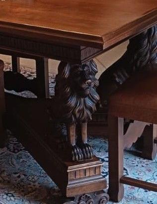 tavolo in legno massello scolpito con leoni