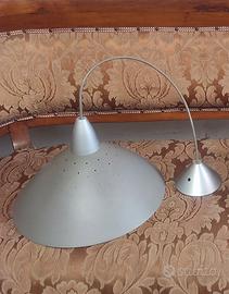Lampadario in metallo grigio