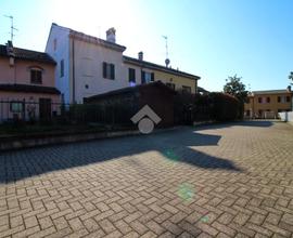 VILLA A SCHIERA CENTRALE A SAN MARTINO SICCOMARIO