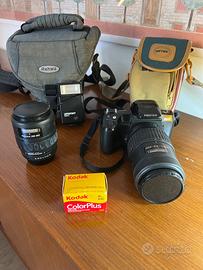 Fotocamera Pentax Z10 con accessori
