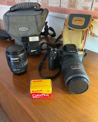 Fotocamera Pentax Z10 con accessori
