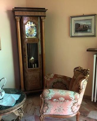 Orologio a pendolo a colonna