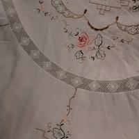 tovaglia  con ricami a mano