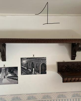 Tre mensole d’epoca in legno intagliato