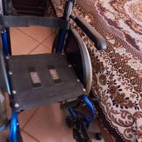 Sedia a rotelle richiudibile 