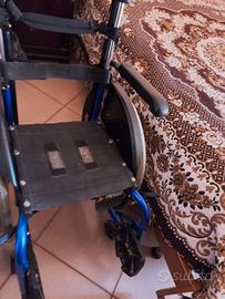Sedia a rotelle richiudibile 
