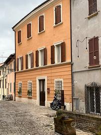 Casa storica nella piazza di Cartoceto (PU)