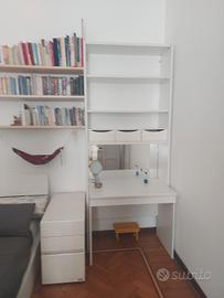 Scrivania con libreria