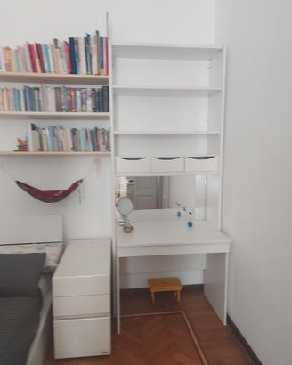 Scrivania con libreria