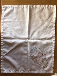 Centrino ricamato a mano