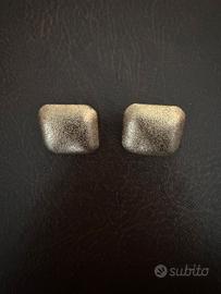 Orecchini color oro.