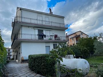 Casa singola con ampio giardino privato