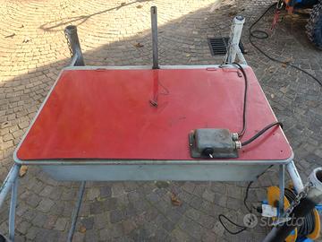 Vasca lava pezzi con pompa elettrica.