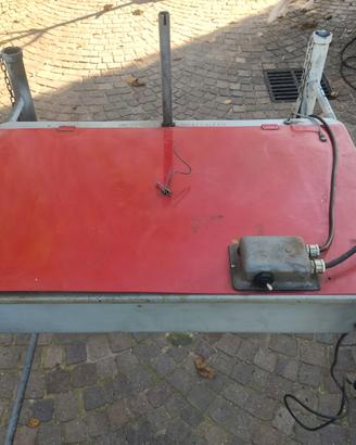 Vasca lava pezzi con pompa elettrica.