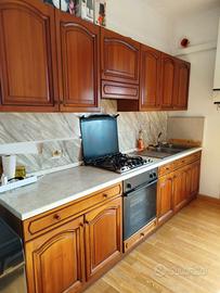 Cucina lineare completa di forno e piano cottura