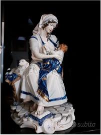 Porcellana di Capodimonte: Mamma che allatta