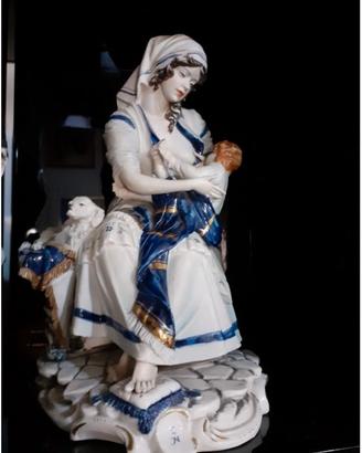 Porcellana di Capodimonte: Mamma che allatta