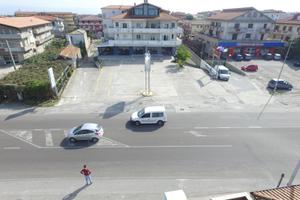 FRAZIONABILE Locale commerciale via SS18