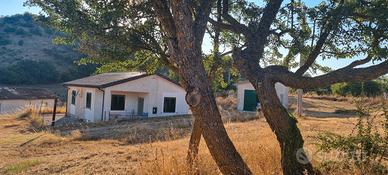 Vendita terreni con abitazione, garage e deposito