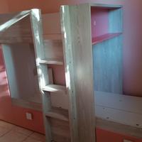 Cameretta a castello con due lettini