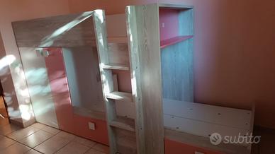 Cameretta a castello con due lettini