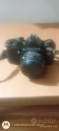 macchina fotografica Pentax con obbiettivo