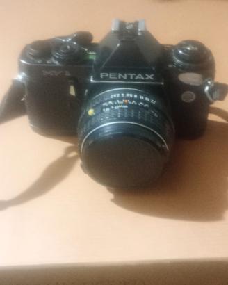 macchina fotografica Pentax con obbiettivo