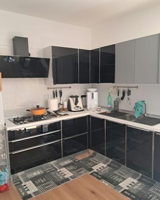 Cucina vetro piano cott e tavolo vetro temperato