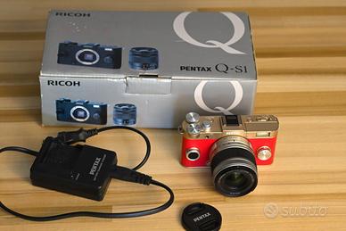 Pentax Q-S1 con obiettivo kit