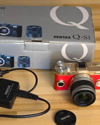 Pentax Q-S1 con obiettivo kit