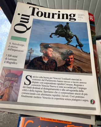 Vecchi cellulari e caricabatterie tv in miniatura