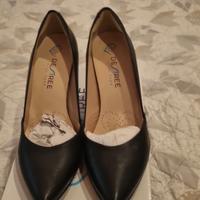 Scarpe nuove, tacco medio, comodissime.