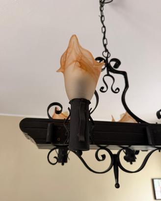 Lampadario in ferro battuto e legno a 4 luci