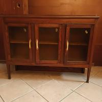 parte sopra di una vetrinetta antica