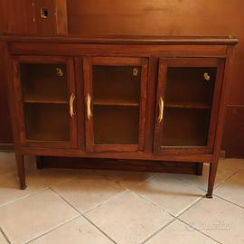 parte sopra di una vetrinetta antica