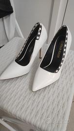 Décolleté bianche con borchie