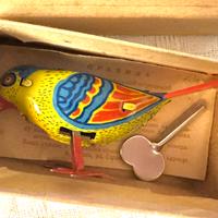 Gioco meccanico vintage sovietico in latta