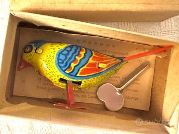 Gioco meccanico vintage sovietico in latta