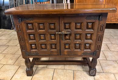 Mobiletto rustico in noce