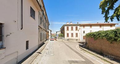 Indipendente su due livelli con giardino