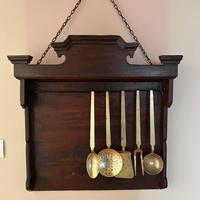 Antica caminiera con posate di ottone