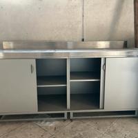 Tavolo con base in acciaio inox