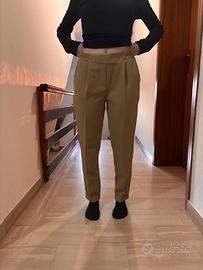 Pantaloni color caramello con pinces